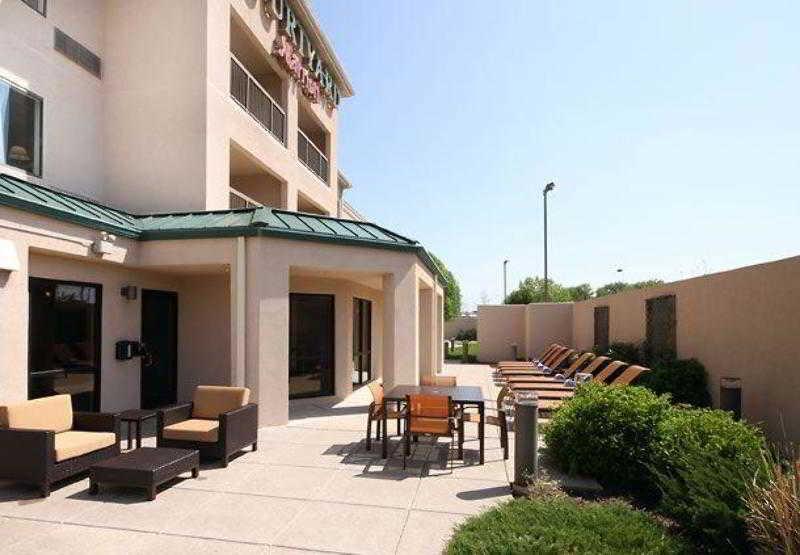 Courtyard By Marriott Topeka Exterior foto